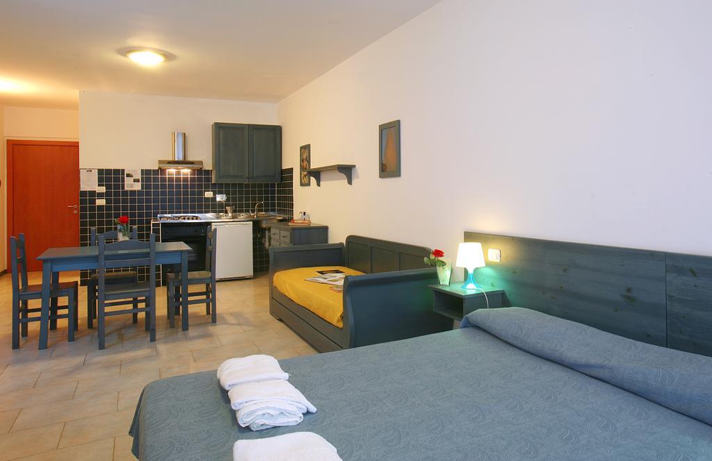 Residence Borgo San Sebastiano Bergeggi Zimmer foto
